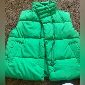 green urban puffer vest. size medium. never worn!
